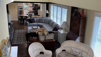 Una televisión, una chimenea, un reproductor de DVD