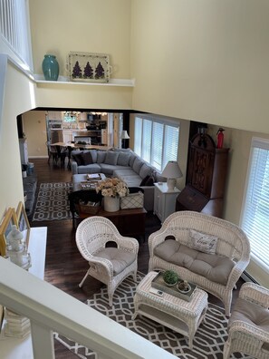 Televisión, chimenea, reproductor de DVD y tenis de mesa 