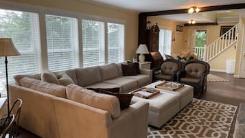 Fernseher, Kamin, DVD-Player, Tischtennisplatte