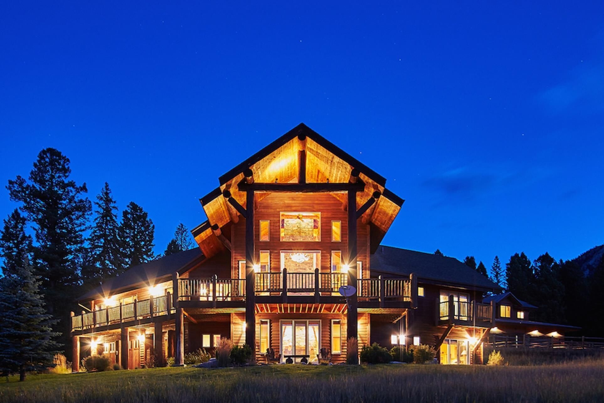 Luxurious Home & Party Barn, Campfire area, Exclusive 20 acres