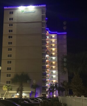 Un hotel alto con varios balcones y un cartel que dice "Indigo Hotels".