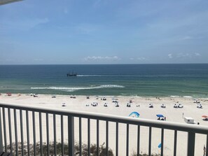 على الشاطئ