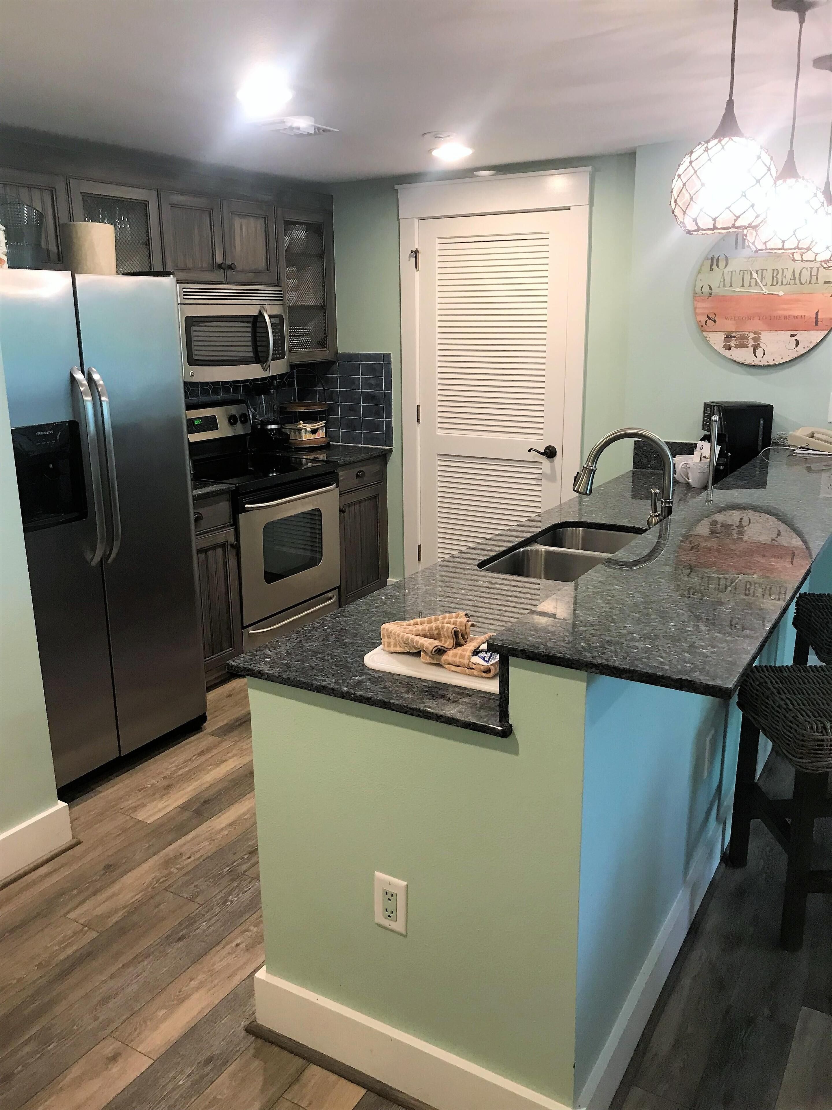 冷蔵庫、電子レンジ、オーブン、コンロ