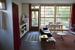 Smart TV, books, stereo - The Garden Studio at Half Moon House (Savannah)