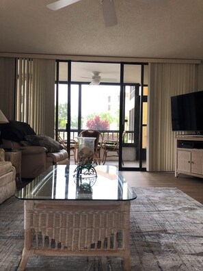 Smart TV, reproductor de DVD, futbolito y libros 