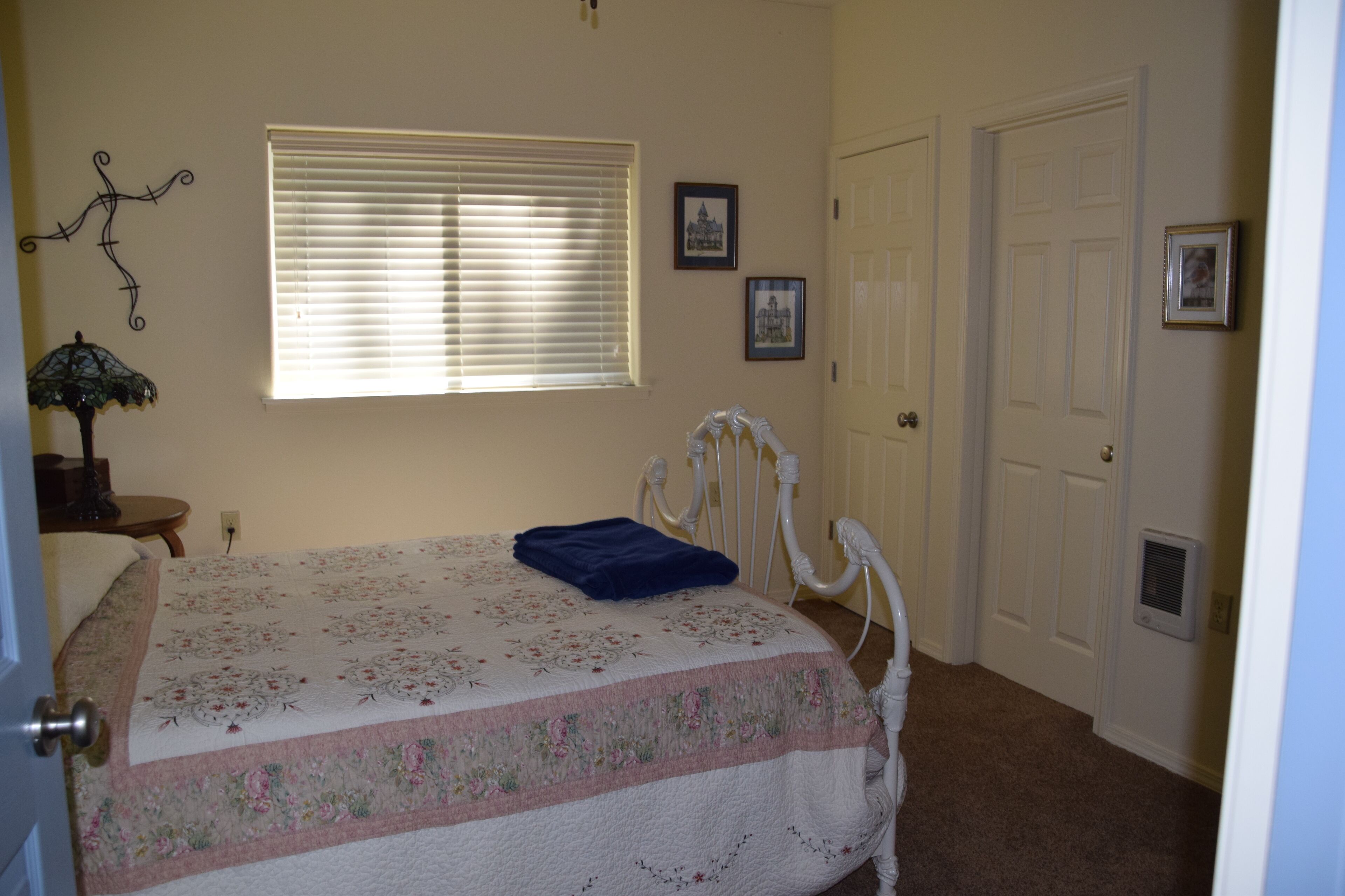 Large Family Friendly House on the Santiam River w/ Hobbit Door!