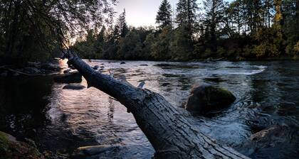 Large Family Friendly House on the Santiam River w/ Hobbit Door!