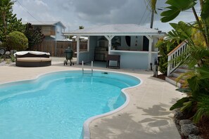 Outdoor pool, a heated pool - Mariners Cove - The Kraken House (Summerland Key)