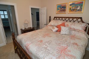 5 bedrooms, desk, iron/ironing board, WiFi - Mariners Cove - The Kraken House (Summerland Key)