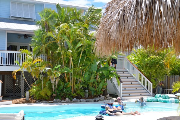 Una piscina al aire libre, una piscina climatizada