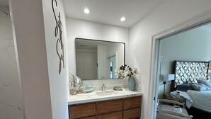 2 bedrooms, desk, iron/ironing board, free WiFi - Luxury condo steps away from Siesta Key public beach  (Siesta Key)