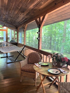 Outdoor dining - Luxury Log Cabin on Edge of National Park with Over-The-Top Amenities & Reviews (Cosby)