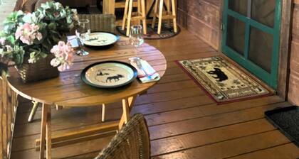 Kolme pientä lintuhyttiä - ylimmän mukavuuden ja suosituimman mökin alueella