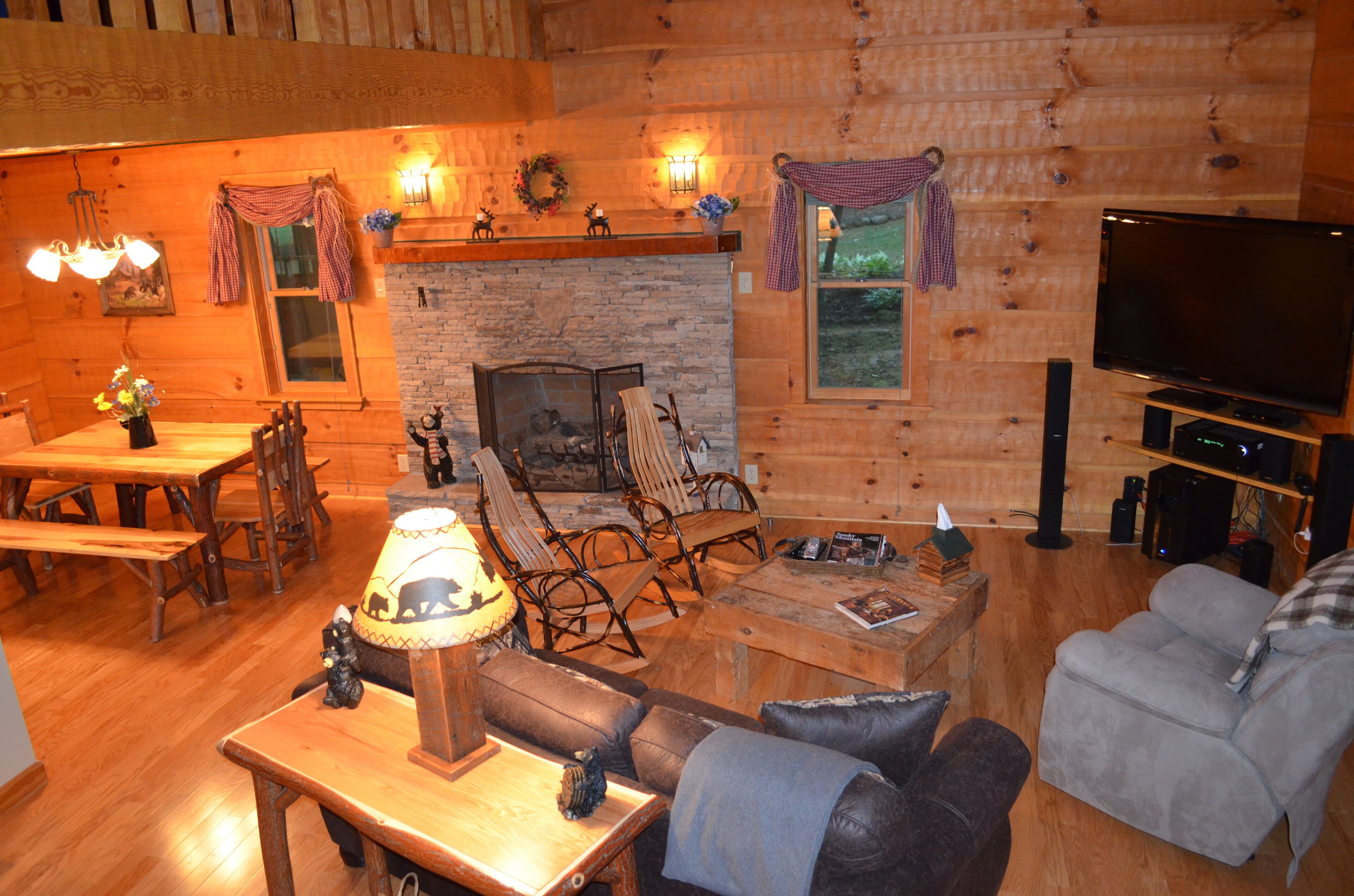 Three Little Birds Cabin - Over the top amenities and most popular cabin in area