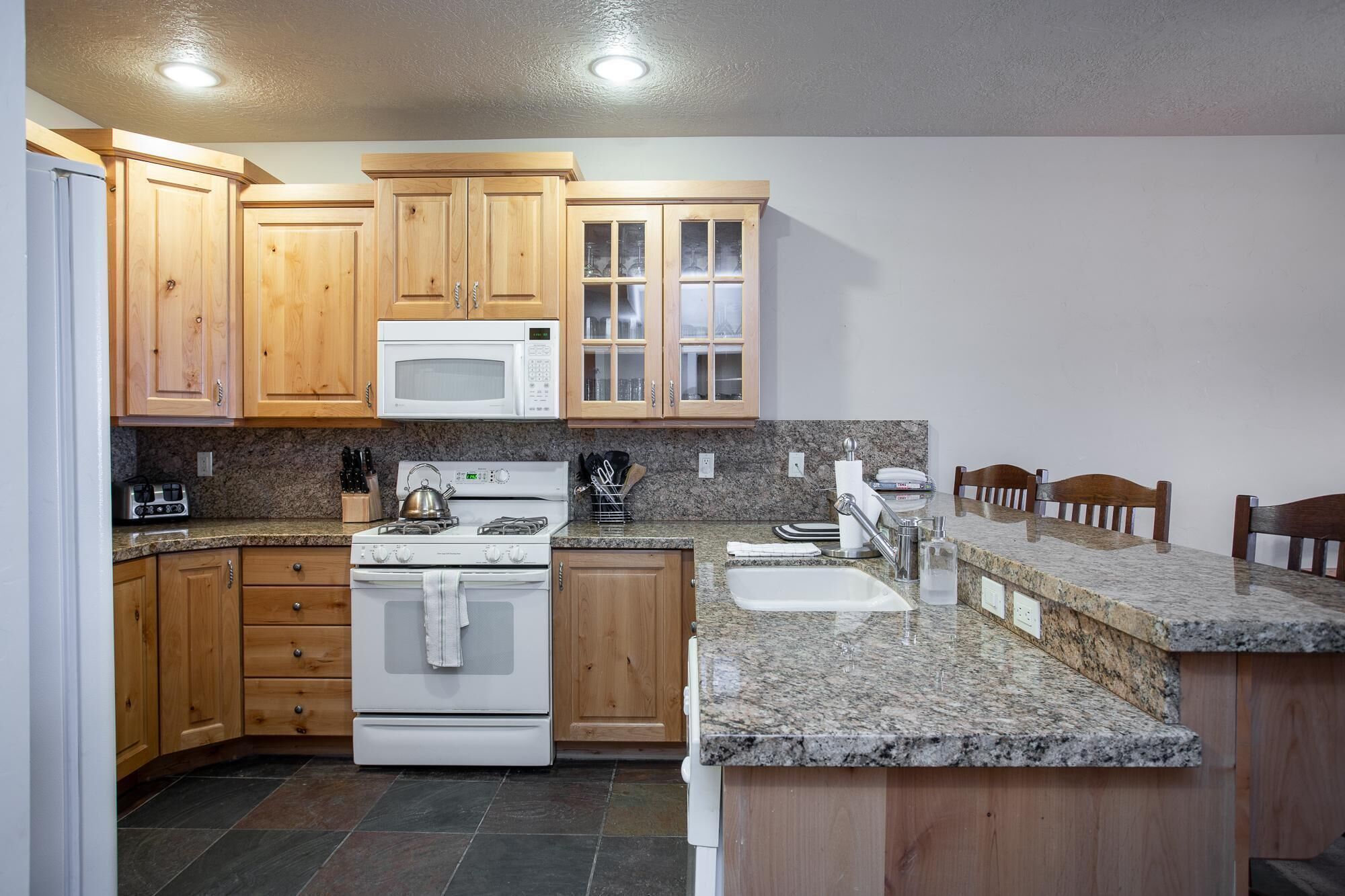 Slope Views, Private Jacuzzi, Walk to Everything!