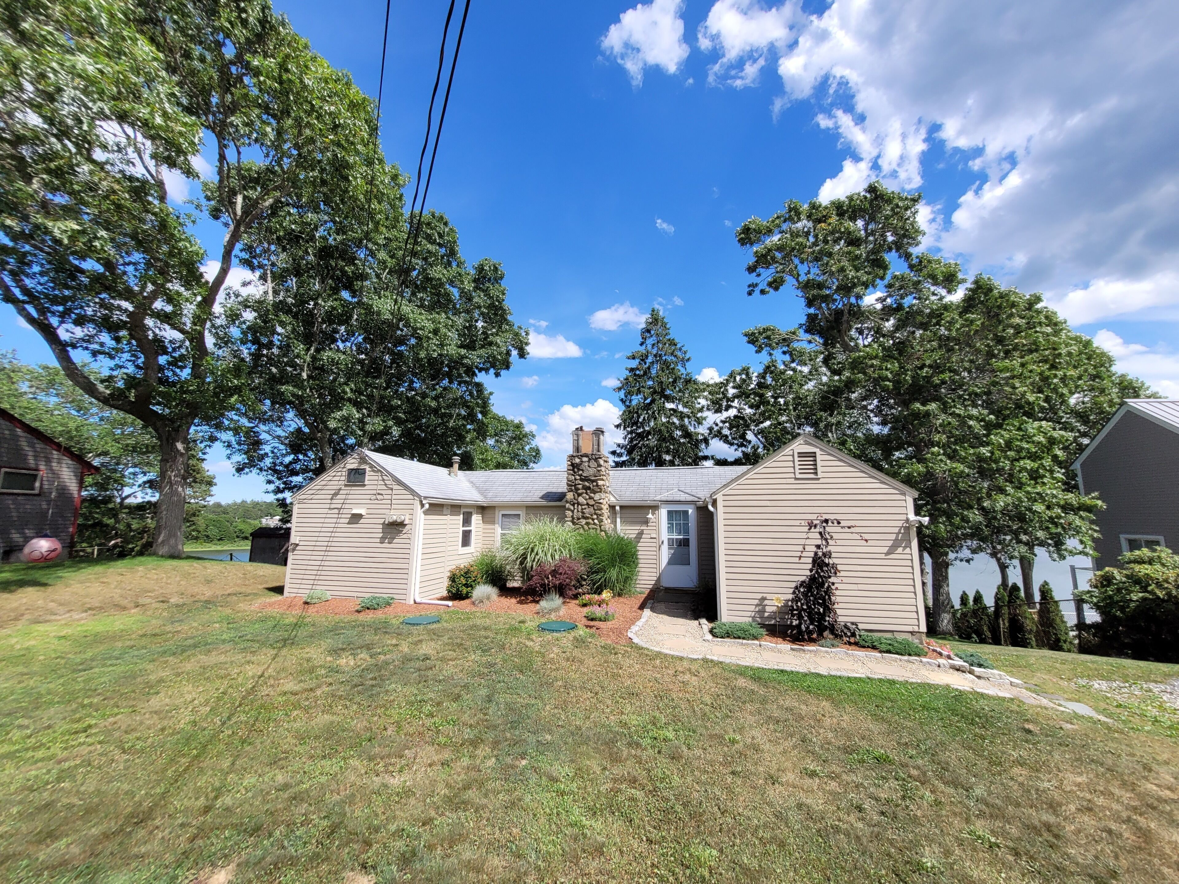 Cozy Beachfront home w/ amazing views.