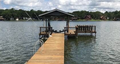 Bring your boat! Pet friendly - Lakefront house on Cedar Creek Lake.
