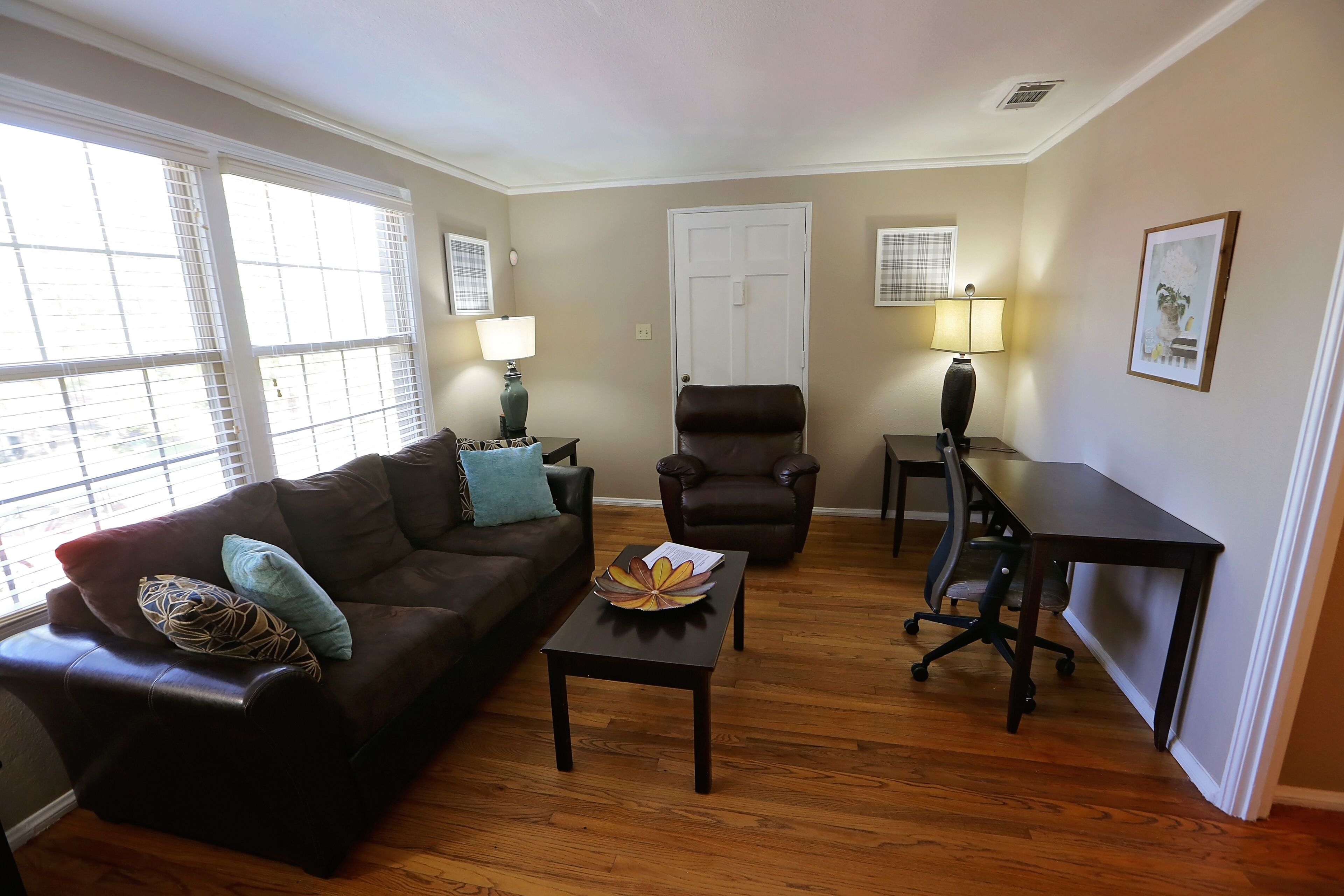 All Inclusive Duplex In Hillcrest...Close To Everything- Side 2