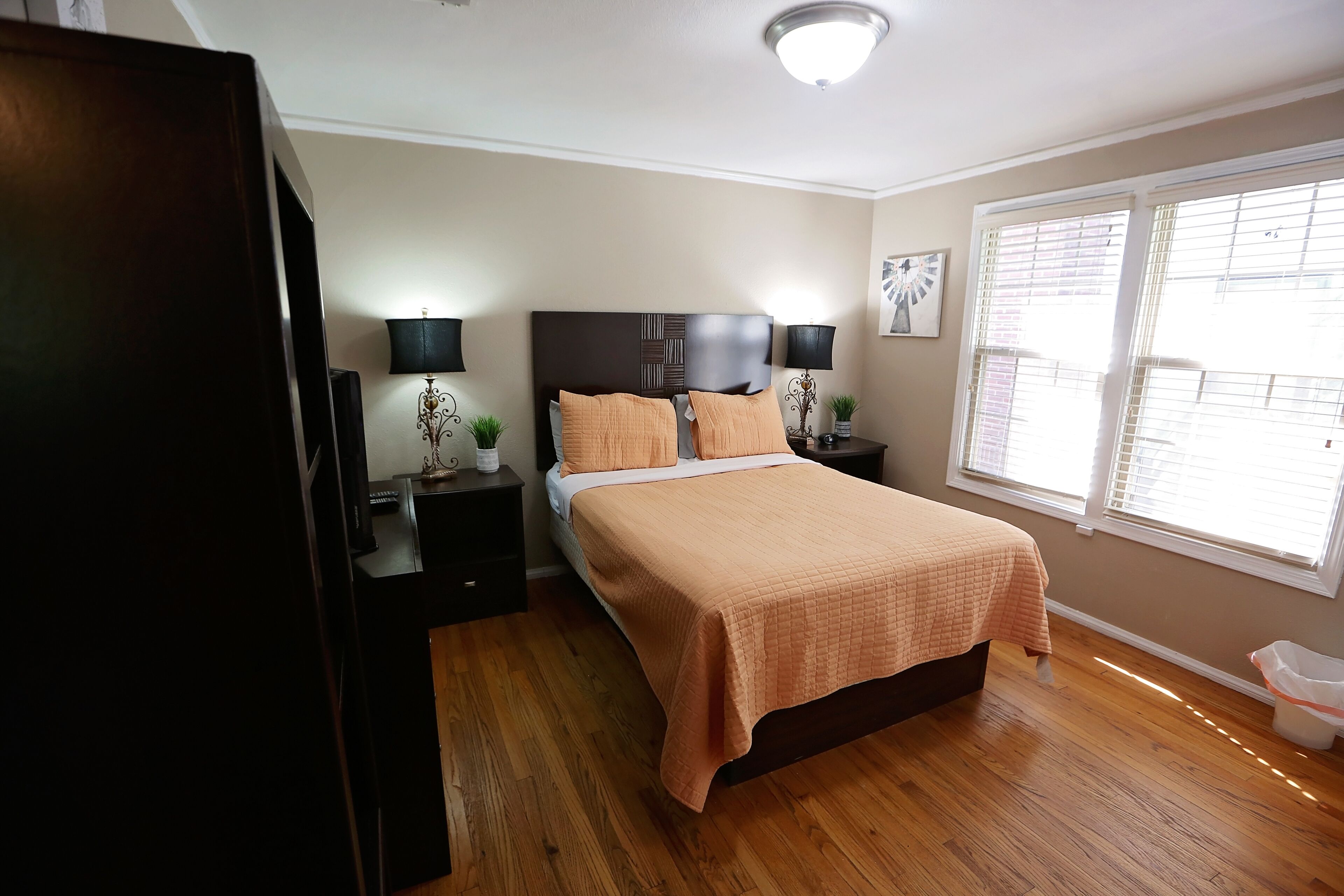 All Inclusive Duplex In Hillcrest...Close To Everything- Side 2