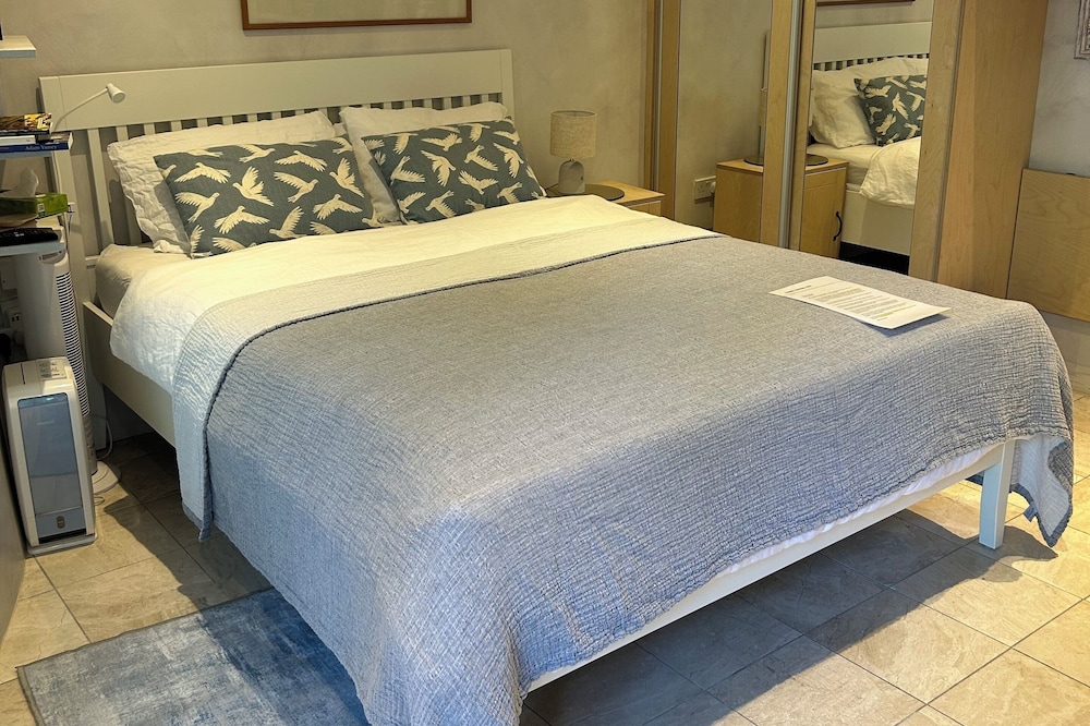 Lovely Private Room In Historic Hampstead. En Suite and covered Private Entrance