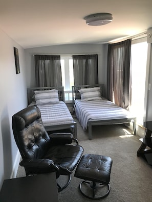 3 bedrooms, iron/ironing board, WiFi, bed sheets - Special Rate June 27 to July 4th !!! (Hampton)