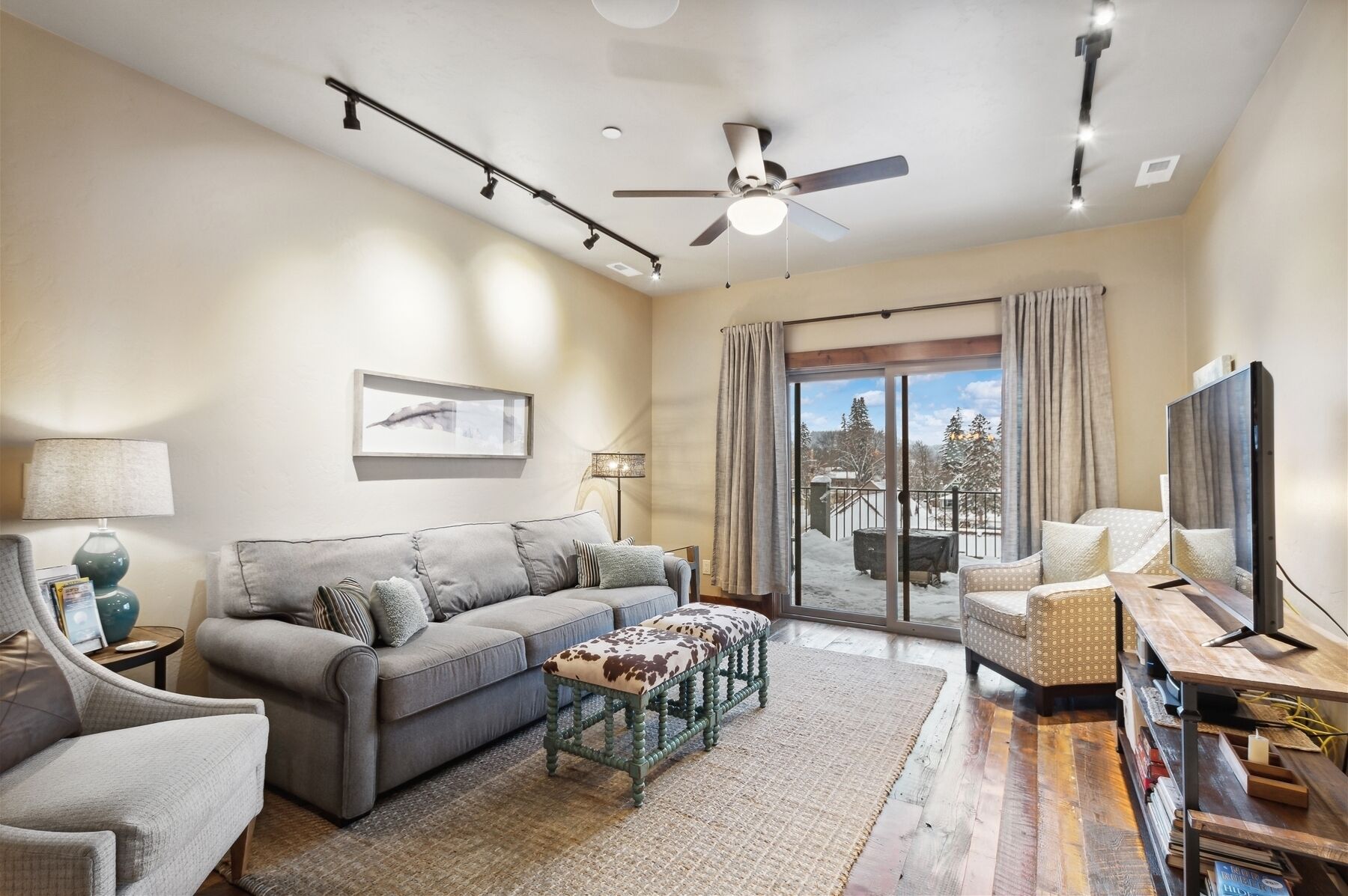 Baker Loft 303 - Luxurious Penthouse with a private hot tub, & mountain views!
