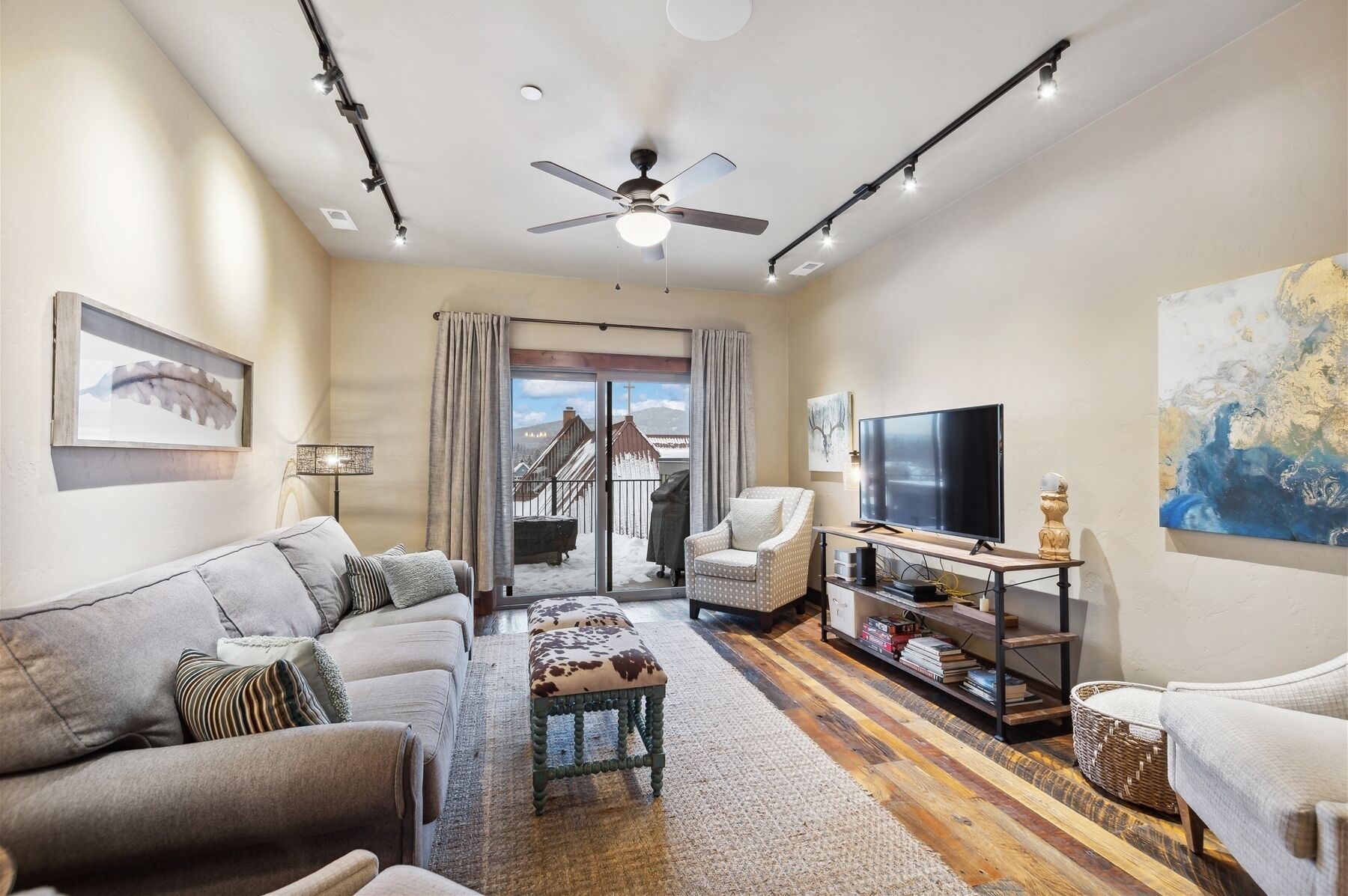 Baker Loft 303 - Luxurious Penthouse with a private hot tub, & mountain views!