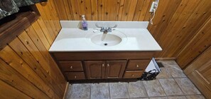 تجهيزات دش، مناشف، ورق حمّام