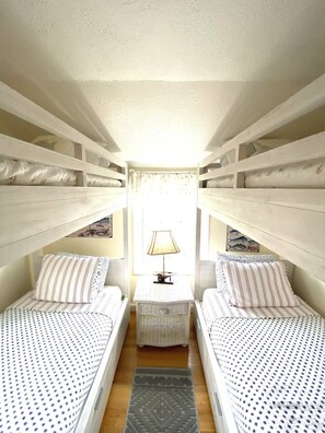 8 bedrooms, desk, iron/ironing board, travel cot