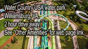 Un parc aquatique doté de deux grandes toboggans et d’une structure circulaire pour une attraction aquatique.