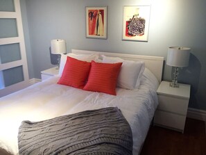 5 Schlafzimmer, Schreibtisch, Bügeleisen/Bügelbrett, Reisekinderbett