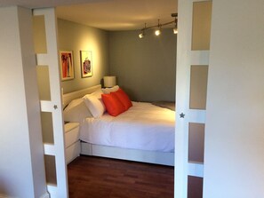 5 bedrooms, desk, iron/ironing board, travel crib