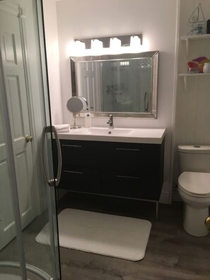 Badewanne, Haartrockner, Handtücher