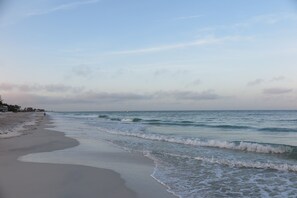 Am Strand, Liegestühle, Strandtücher