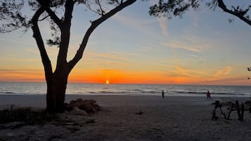 Rannalla, aurinkotuoleja, rantapyyhkeitä