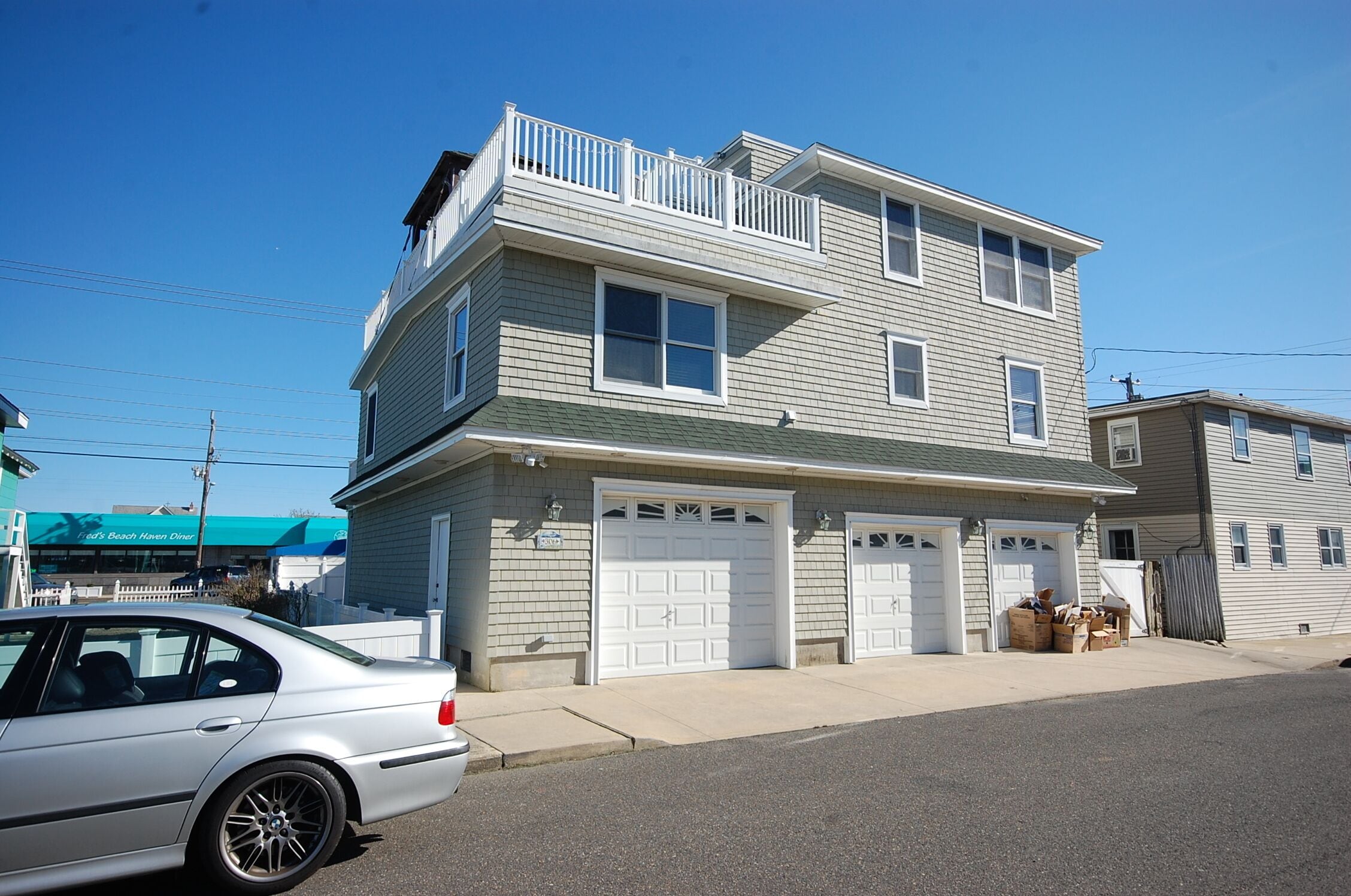 Clean, Clean, Clean 4BR Home 3 Floors of Decks Perfect Location Rooftop Hot Tub