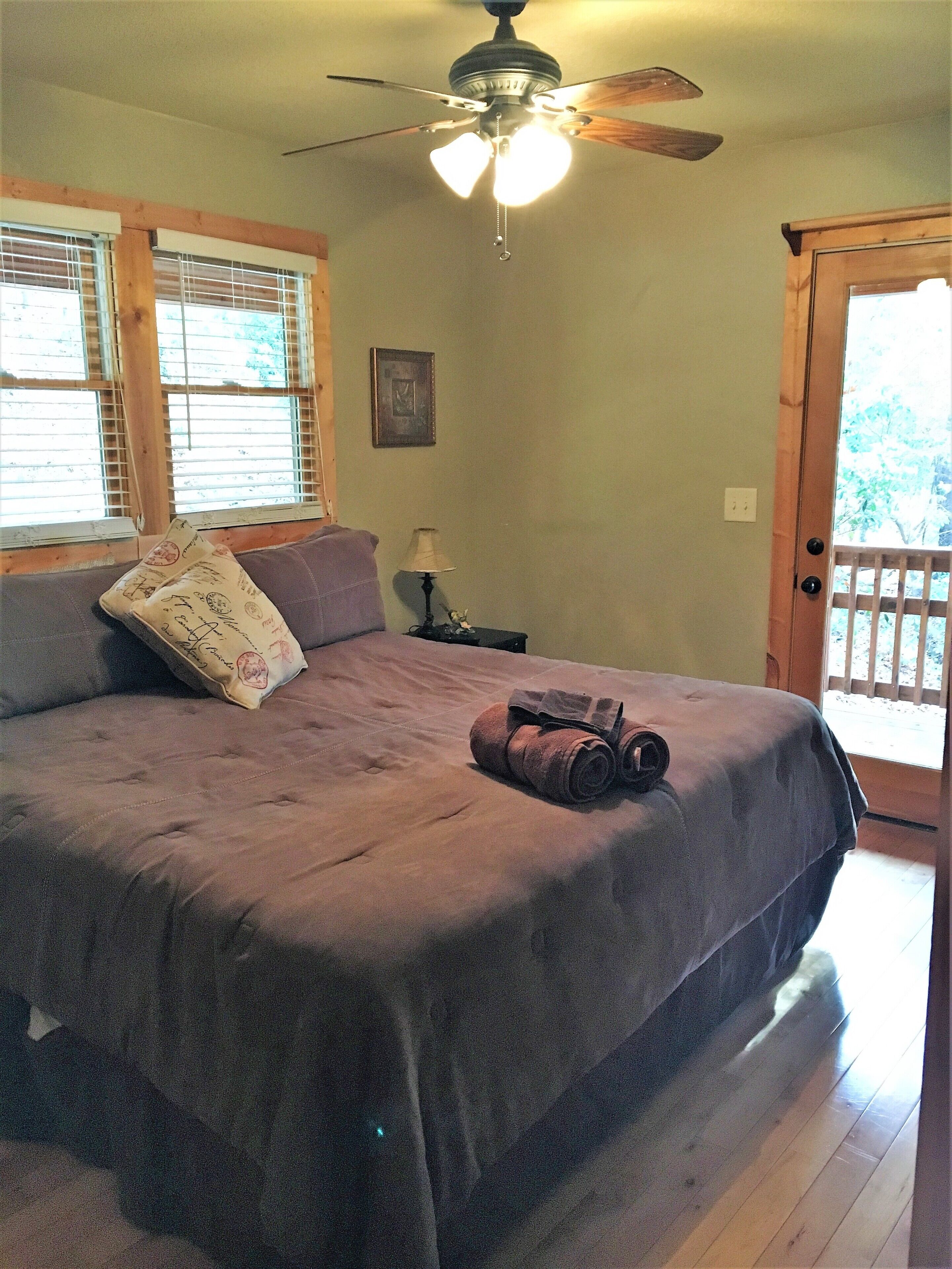 Mountain Retreat - Hot Tub, Fireplaces, Pool Table 