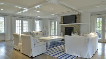 Smart TV, chimenea, reproductor de DVD y futbolito