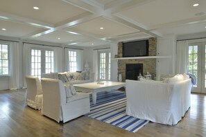 Smart TV, chimenea, reproductor de DVD y futbolito 