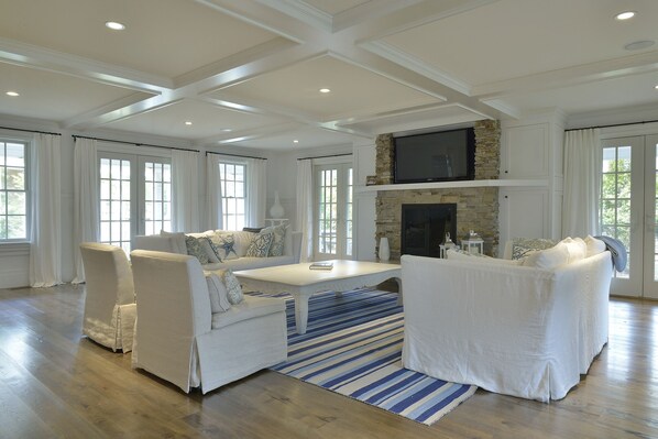 Smart TV, fireplace, DVD player, table football