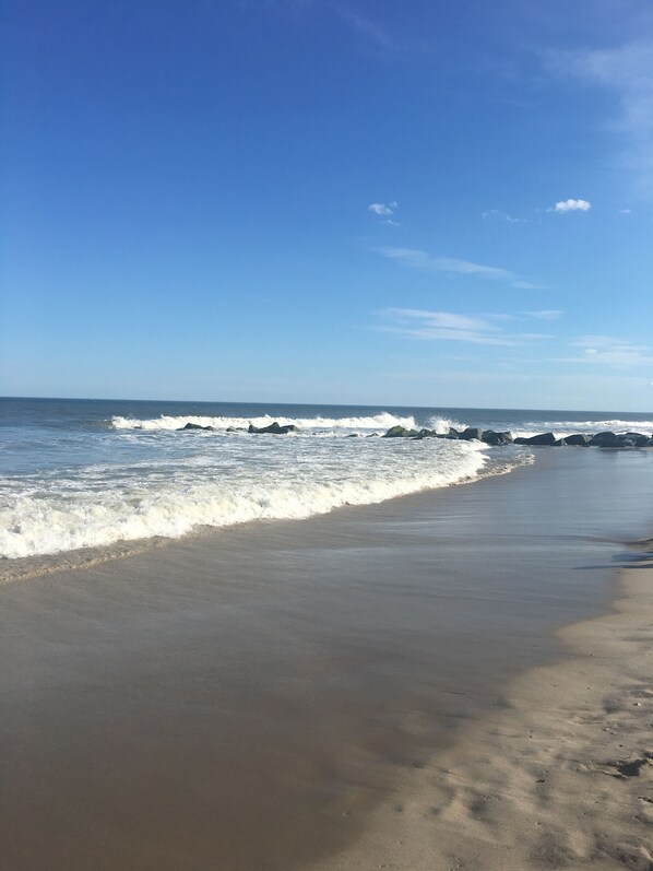 En la playa y camastros