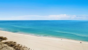 På stranden