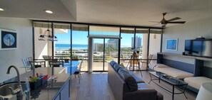 Smart-TV, DVD-spiller, bordtennis og bøker