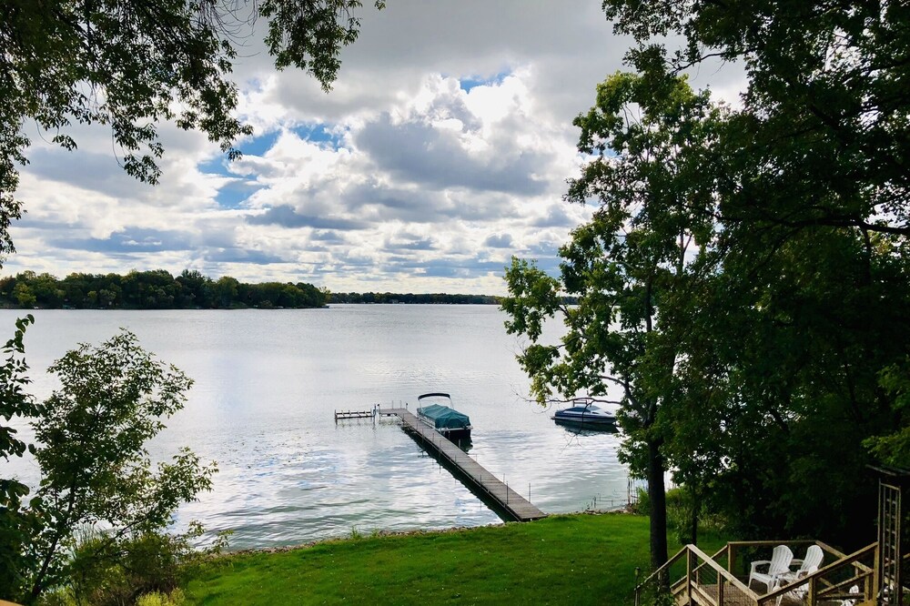 BEAUTIFUL LAKE CABIN 'up north' but only 1 hour from Mpls/St Paul PET FRIENDLY!