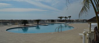 Directly on the Beach / Updated Furniture 2024 - 2/2/6 - Unit 2121