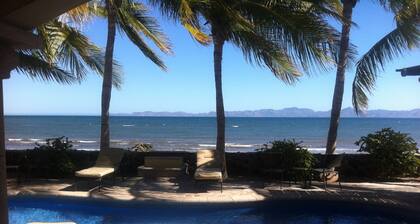 Escape To An Ocean Front Five Star Paradise : A 10 minute walk into Loreto
