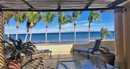 Escape To An Ocean Front Five Star Paradise : A 10 minute walk into Loreto