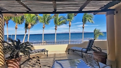 Escape To An Ocean Front Five Star Paradise : A 10 minute walk into Loreto