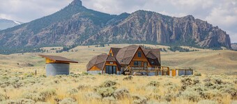 Dome House, remodeled geodesic dome, high end finishes & panoramic views/Wapiti Valley!