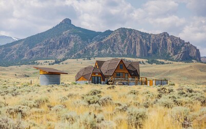 Dome House, remodeled geodesic dome, high end finishes & panoramic views/Wapiti Valley!